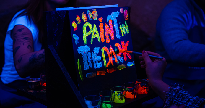 Glow in the dark schilderworkshop Neon Brush nu ook in Rotterdam
