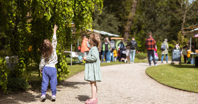 Vier de lente tijdens het Lentefestival in Trompenburg